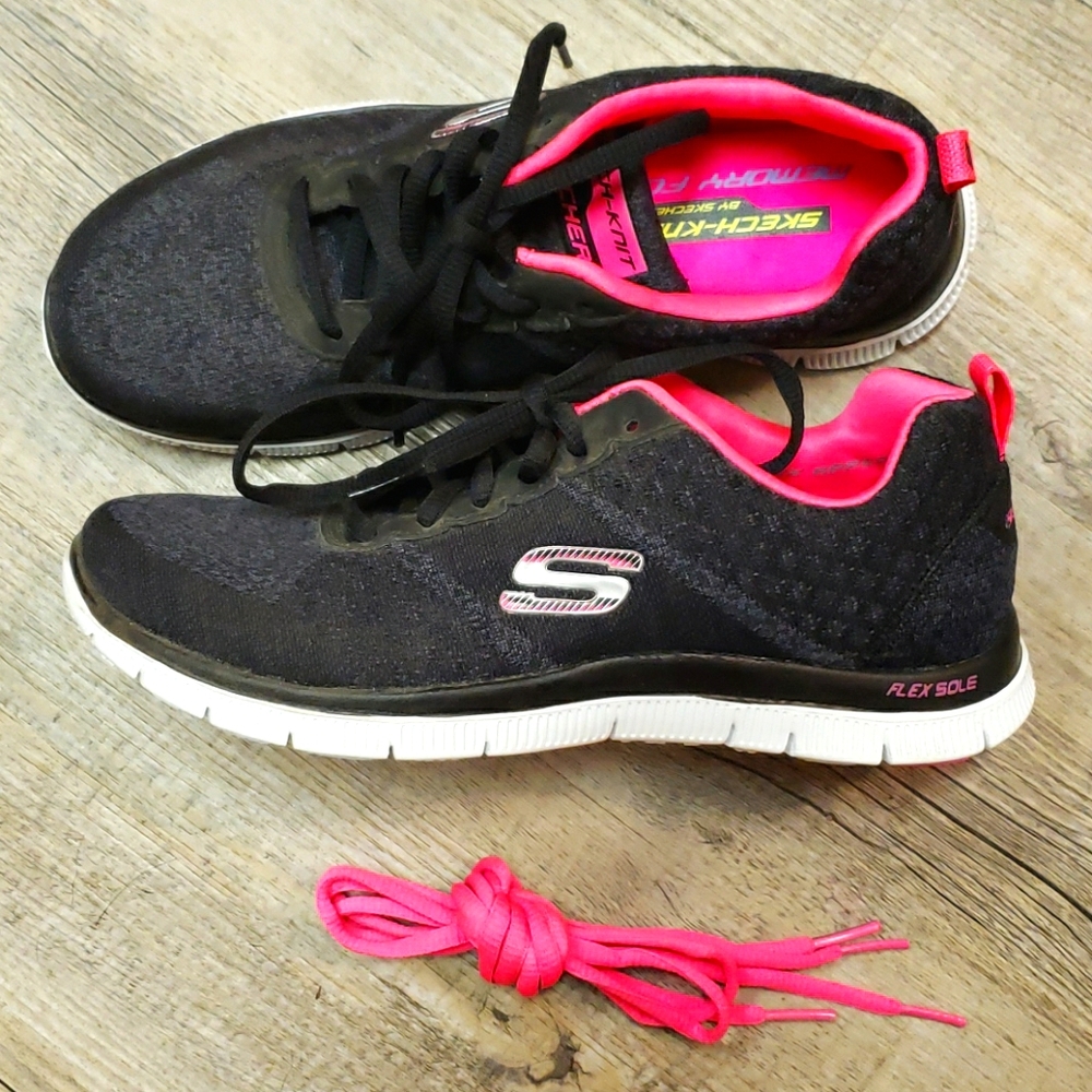 ⚡*NWOT* Sketches tennis shoes⚡